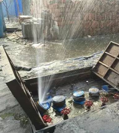 未使用橡塑產(chǎn)品水管爆裂 自來水保溫未使用橡塑產(chǎn)品水管爆裂